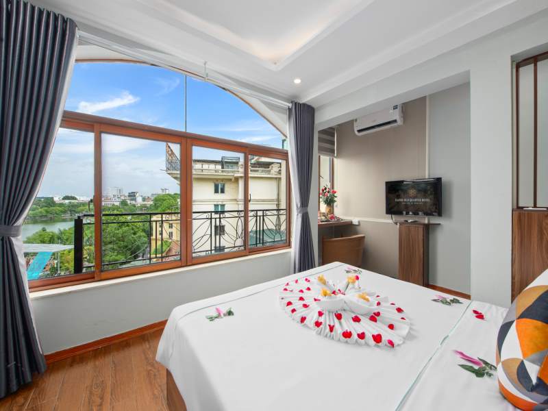 Hanoi Old Quarter Hotel - King Room with Lake View